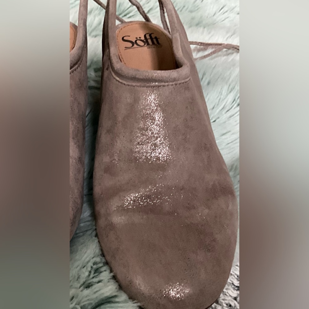 SOFFIT METALLIC SMOKE LOW HEELED SANDAL.